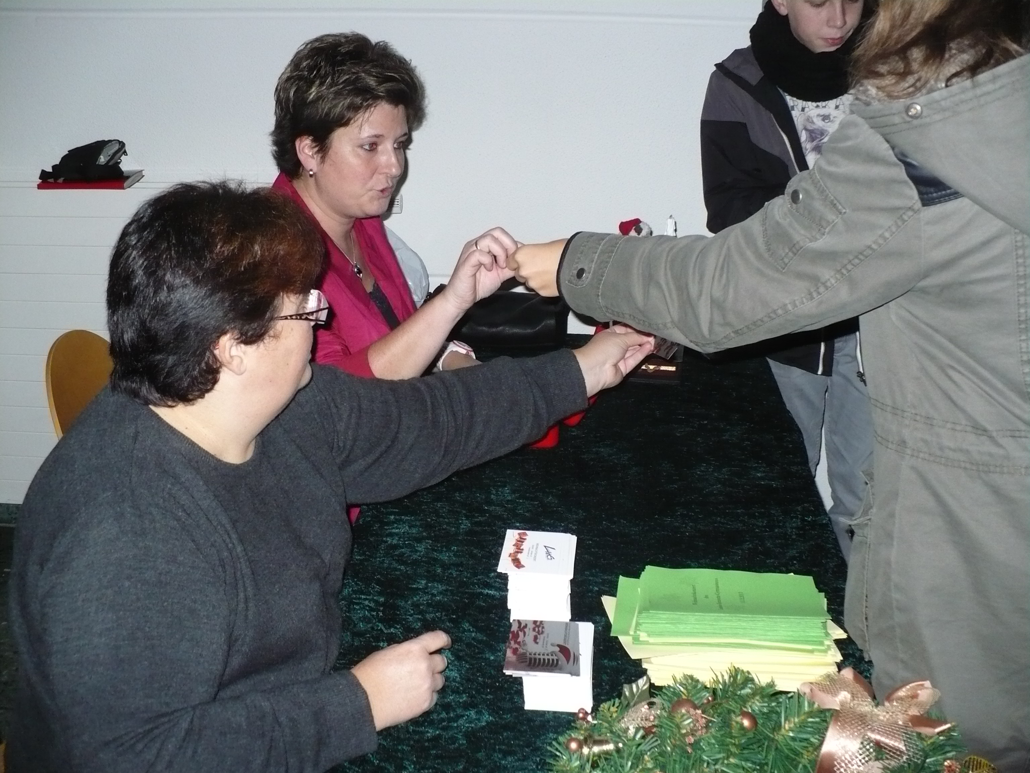 Mitglieder des Fördervereins  verkaufen die Eintrittskarten. (Foto: Robert Tiesler)