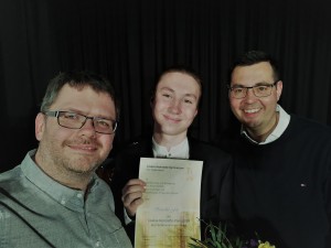 Benedikt Feit (M.) mit Robert Tiesler (l.) und Daniel Langhoff vom Förderverein.